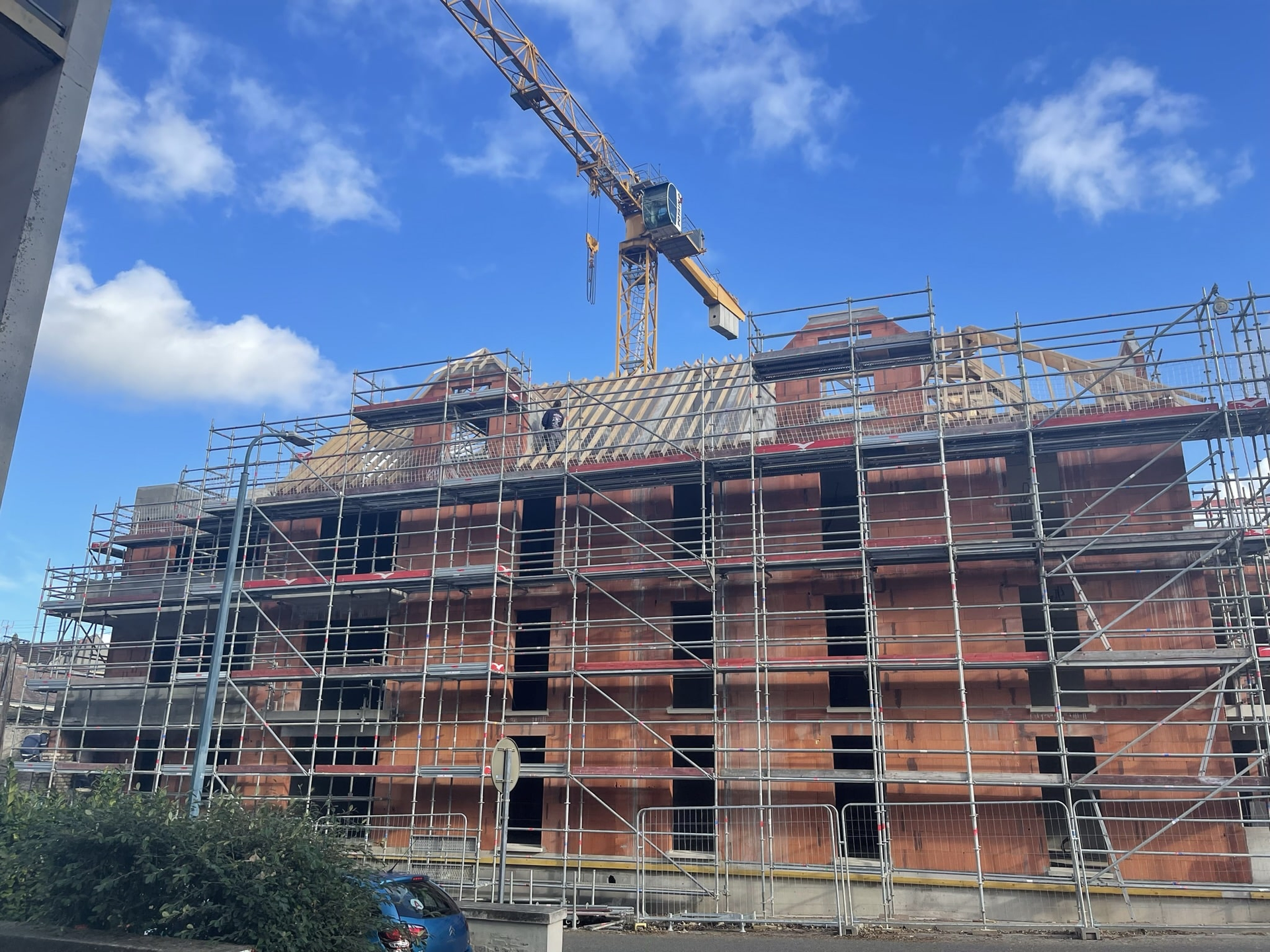 Chantier de construction avec briques et échafaudages